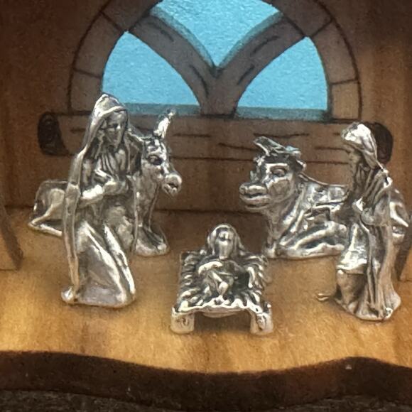 Nativity Made from Italian Olive Wood Handcrafted by Clarisse Sisters of Alabano - Picture 5 of 13